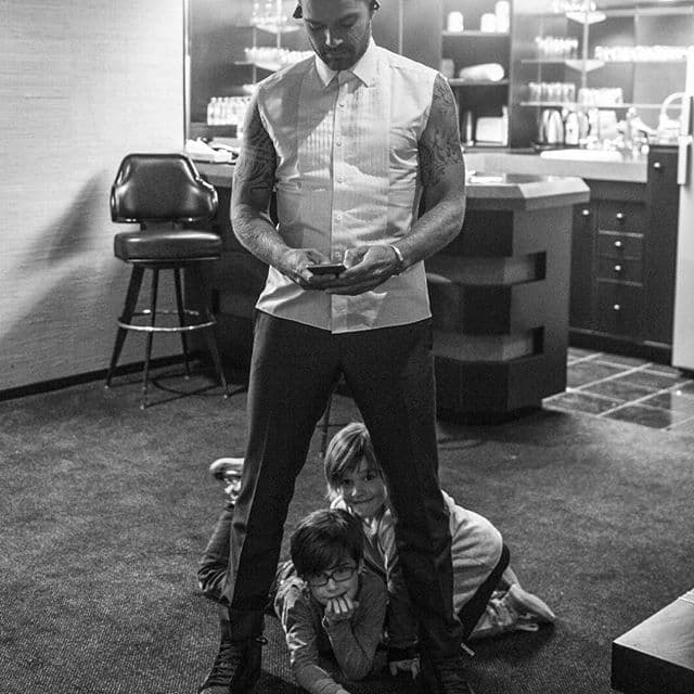 Ser un cantante internacional no impide que pase un tiempo con sus hijos, pues adonde quiera que va ellos vienen con él.