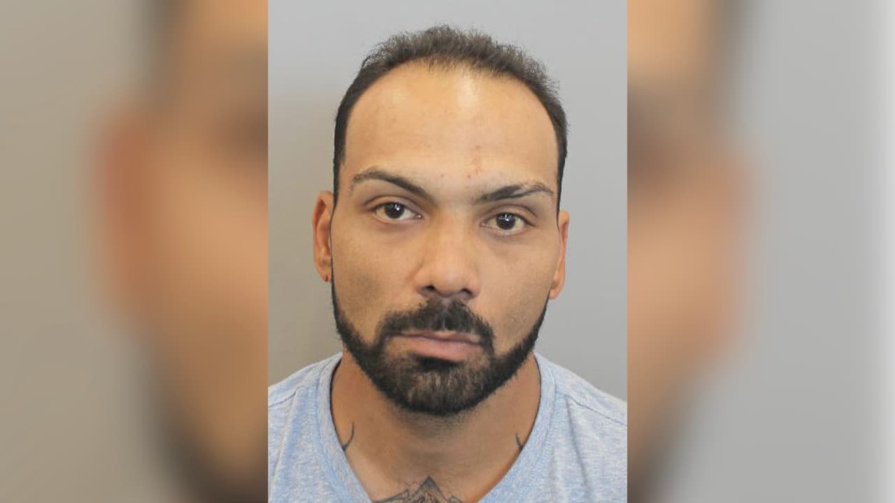 Sam Yonko, de 31 años, es conocido también como "Ángel" tiene algunas acusaciones de crimen organizado y de robo. Este sospechoso había sido arrestado el año pasado pero salió bajo fianza y ahora es buscado por la justicia.