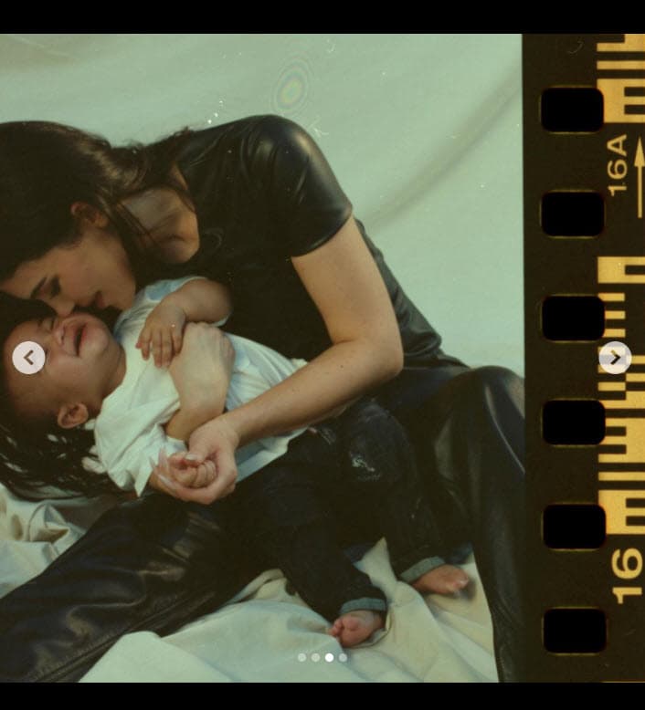 Las imágenes las acompañó con un pie de foto que, de acuerdo con medios como Page Six, se trataría del nuevo nombre o apodo del niño: 
<b>"Aire"</b>.
<br>