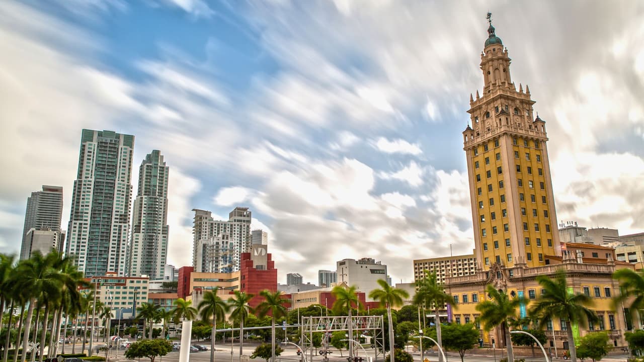 La Torre de la Libertad ayudó a recibir a miles de refugiados cubanos y se convirtió en una de las imágenes más reconocidas del exilio cubano en Miami.