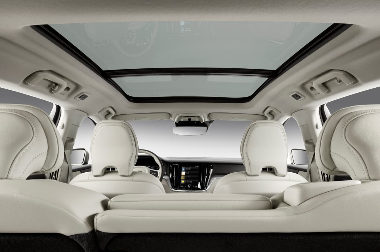 En cuanto a capacidad de carga, el V60 ofrece 23 pies cúbicos detrás de la segunda fila de asientos y se extiende a 51 pies cúbicos cuando esta es plegada. Una de las ventajas que ofrece este vehículo es que se pueden cargar objetos pesados con mayor facilidad por su cercanía al suelo, además que su compuerta trasera es alta y ancha.