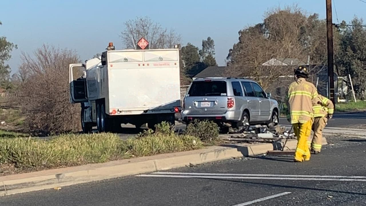 Metro Fire compartió varias fotos en las que se ven a ambos vehículos. El accidente ocurrió cerca de vías de tren, y la camioneta terminó a un costado de la calle y cerca de las vías.