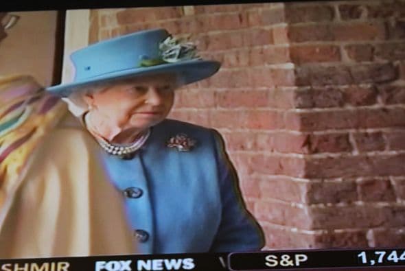 El principito George llegó con sus padres, Príncipe William y Catherine, Duquesa de Cambridge, para su bautizo en St. James's Palace este 23 de octubre de 2013. El bebe tenía un traje elaborado en satín, réplica de uno que se usó para el bautizo de la hija mayor de la Reina Victoria en 1841. Estaban presentes, entre otros, la Reina Isabel y el príncipe Felipe. El Arzobispo de Canterbury, Most Rev. Justin Welby, recibió a los visitantes a la entrada de la iglesia. El bebé tendrá siete padrinos, entre ellos Zara Tindall, hija de la princesa Ana; Oliver Baker, amigo de la universidad de William y Catherine; Emilia Jardine-Paterson, que fue a la escuela con Catherine, y William van Cutsem, amigo de la infancia de William.