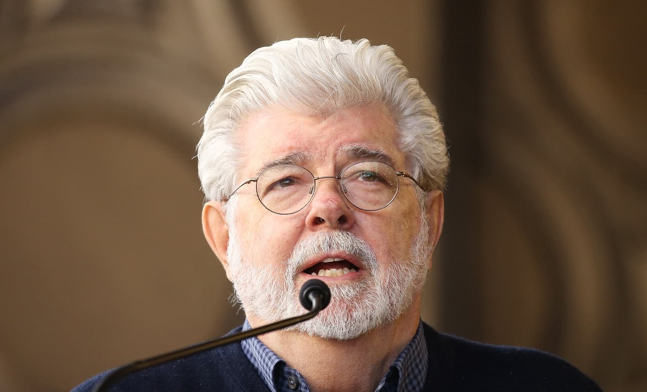 <h3 class="cms-H3-H3">119. George Lucas</h3>
<br>
<b>(5.4 mil millones de dólares)</b>
<br>
<br>A los 76 años, el creador de 'Star Wars' vendió Lucasfilm a 
<a href="https://www.univision.com/local/miami-wltv/disney-world">Disney</a> en 2012 por 4.1 mil millones de dólares en acciones y efectivo y se retiró del cine. 
<b>En la actualidad se ha dedicado a la filantropía y su fundación tiene más de 1 billón de dólares en activos. </b>Fundó Lucasfilm en 1971 y su riqueza fue aumentando a través del éxito de sus películas. 
<br>