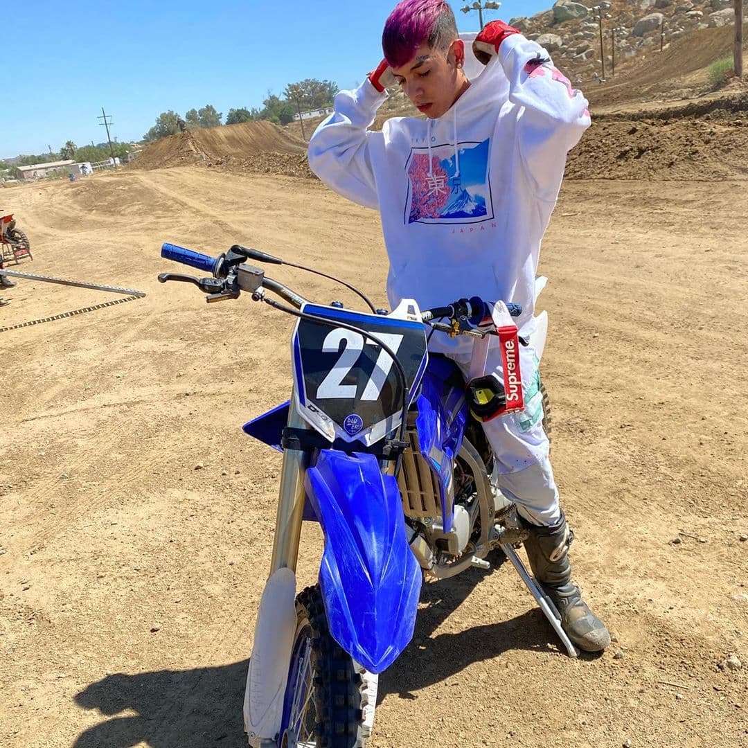 Asegura que fuera de los escenarios es como cualquier otro joven de su edad, a quien le
<b> </b>gusta practicar con sus amigos el motocross y jugar a los video juegos.
<br>