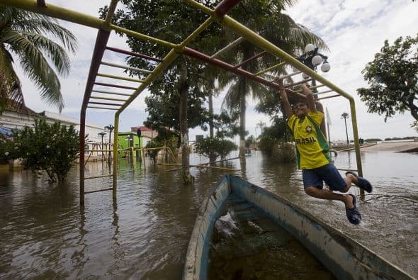 Mientras México alista lo que el gobierno llama "la celebración más grande y espectacular" por los 200 años de independencia, a un costo de 40 millones de dólares, en los improvisados refugios en el estado de Veracruz, 25.000 refugiados por las inundaciones, no hay mucho ánimo para celebrar.