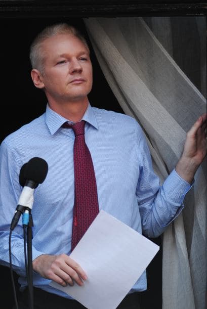 19 de junio. El periodista australiano Julian Assange, fundador del sitio Wikileaks, se derifua en kla embajada de Ecuador en Londres, Inglaterra. Assange busca evitar su extradición a Suecia donde es sospechoso de haber cometido un delito de acoso sexual y otro de violación, cargos que él niega. Assange y su defensa sostienen que en realidad es Estados Unidos quien quiere juzgarlo por haber filtrado miles de documentos secretos.