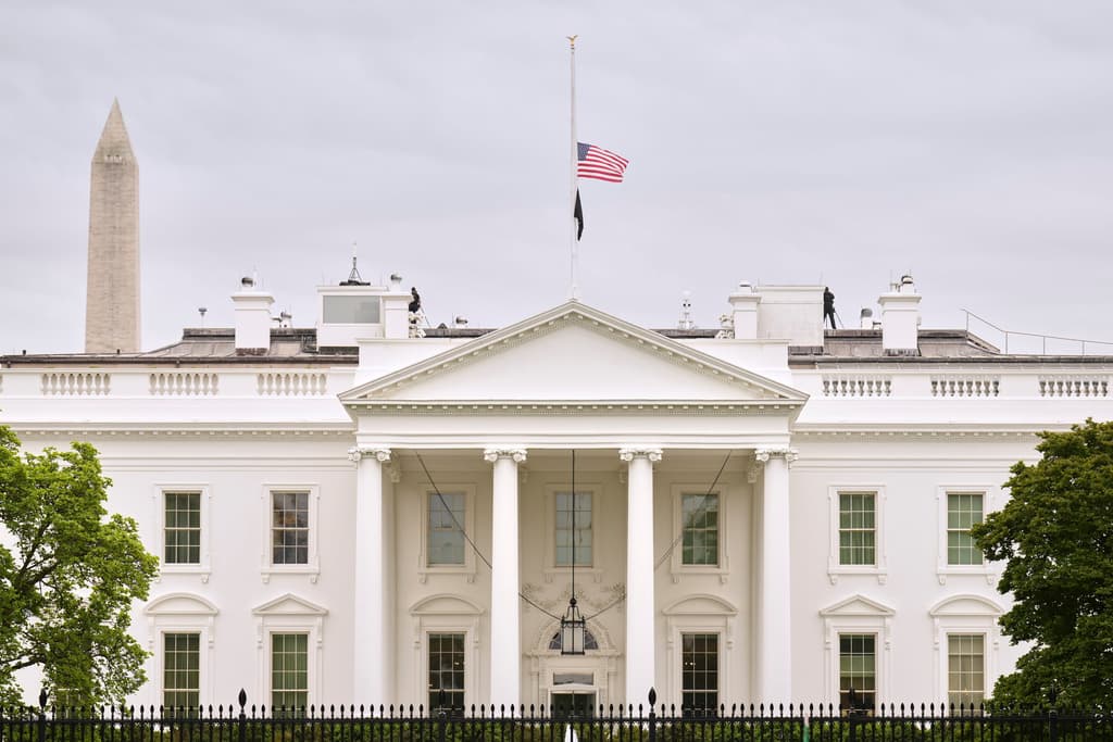 La bandera de Estados Unidos ondea a media asta en la Casa Blanca en Washington DC en honor al papa Francisco.
<br>