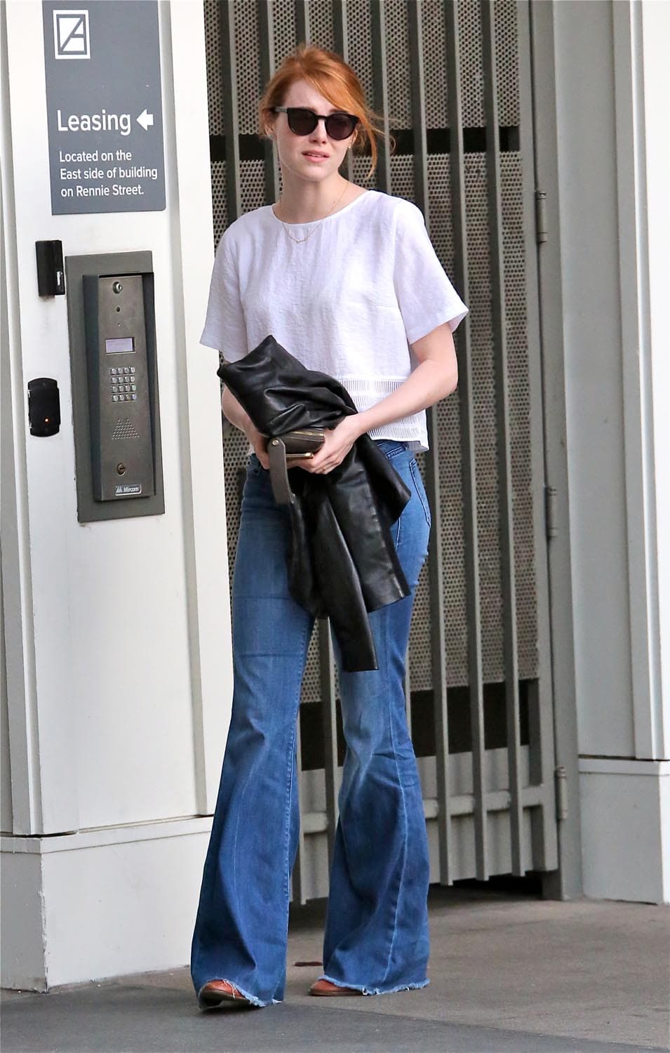 Emma Stone le dijo sí a los pantalones acampanados y lo hizo de la manera adecuada, con plataformas que no fallan para lograr ese look.
