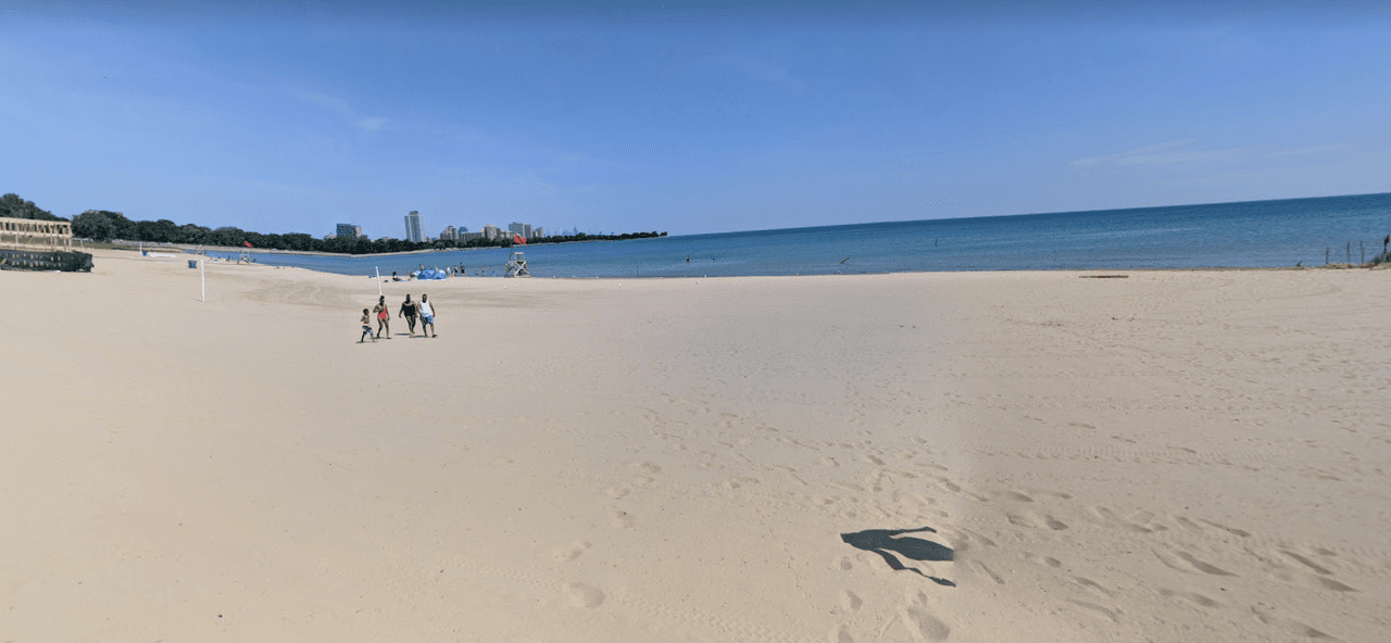 Jackson Beach ubica la posición número siete en la página de 
<b><a href="https://www.tripadvisor.com/Attraction_Review-g35805-d560680-Reviews-Jackson_Park_Beach-Chicago_Illinois.html" target="_blank">TripAdvisor</a></b>. La playa queda en el vecindario de Hyde Park. De acuerdo con los comentarios en la página, los visitantes disfrutan bastante del lugar por ser un espacio tranquilo. 
<br>