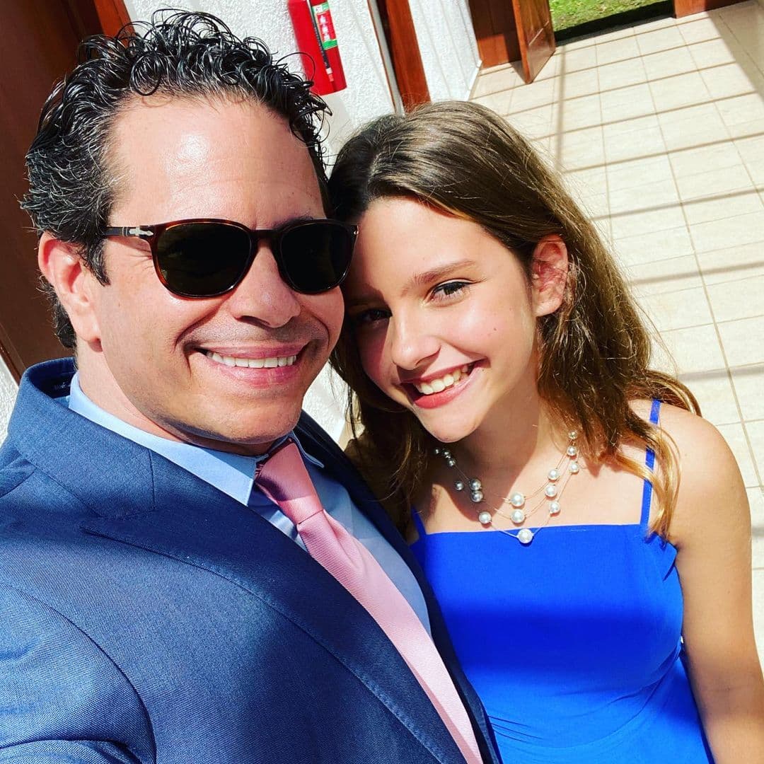 El ex Timbiriche, quien actualmente tiene 52 años, se encuentra felizmente casado con Mónica Vélez y juntos son padres de tres hijas: Fernanda, Mariana y Nicole.