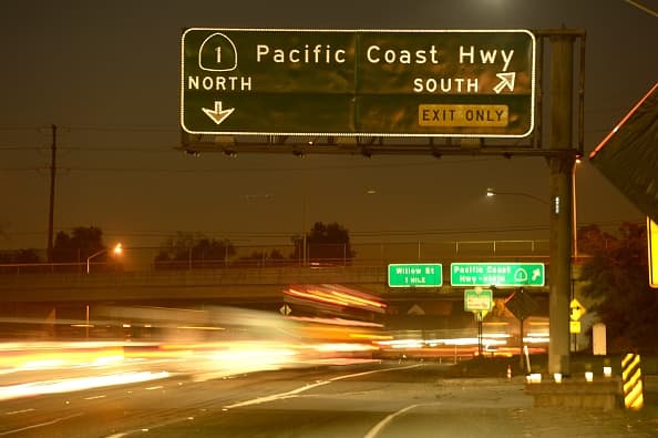 <b>Las autopistas y carreteras de Estados Unidos: </b>Existe un amplio sistema de autopistas interestatales por el que diariamente cruzan millones de personas de Este a Oeste y de Norte a Sur. Las rutas en la mayoría de los casos están en buen estado y cuenta con seguridad. Algo poco frecuente en el sistema vial de los países de América Latina.