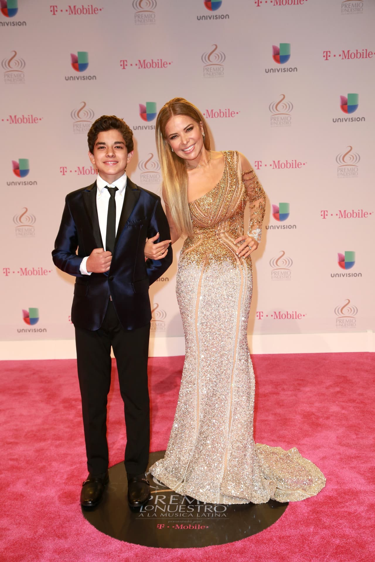 Gloria Trevi procura pasar el mayor tiempo posible con sus hijos, tanto que hasta ha llegado del brazo de su hijo mayor a las alfombras rojas, como en Premio lo Nuestro 2016.