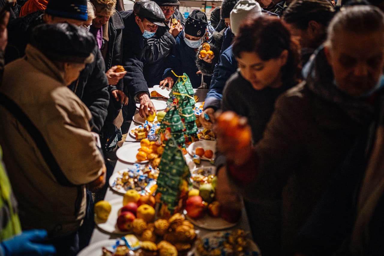 Residentes de Bakhmut, en la región de Donetsk, se reúnen en una cena improvisada previa a la Navidad.