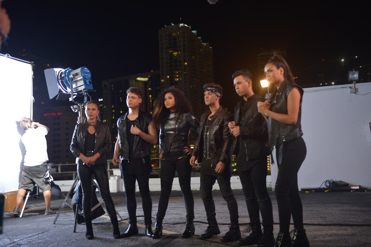 Jorge, Kevin, Garmandy, Aimeé, Megamy y April superaron los obstáculos que se presentaron en los ensayos y en la grabación del videoclip de "Rebelde". El resultado final fue un vídeo con fuerza y mucha pasión.