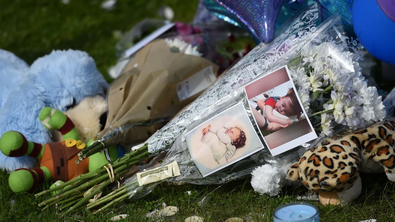 Murió Alfie Evans, el niño que fue 'desconectado' por orden del Tribunal Supremo británico en contra de la voluntad de sus padres