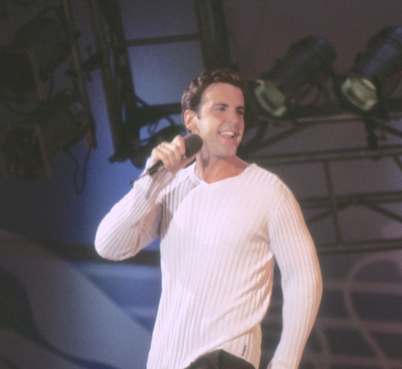 <b>Carlos Ponce</b> comenzó su carrera en la televisión como conductor a principios de la década de 1990, pero en la actuación debutó en 1993 en el melodrama 'Guadalupe', donde tuvo un papel muy pequeño.
<br>
