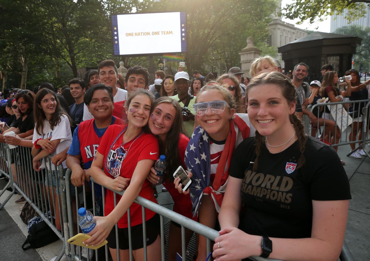 Megan Rapinoe, Alex Morgan, Julie Ertz, Allie Long, Carli Lloyd y compañía vivieron este miércoles una jornada especial en Nueva York durante el desfile de campeonas del mundo con el Team USA. Cientos de aficionados salieron a las calles de la Gran Manzana para saludar a sus heroínas.
