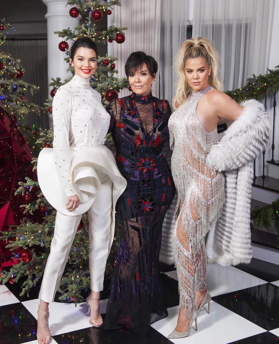 “Khloé es maravillosa. Estoy tan orgullosa de ella. Me sorprendo, porque es tan buena madre y me pongo emocional”, comentó Kris Jenner con la vista nublada por las lágrimas que contuvo.