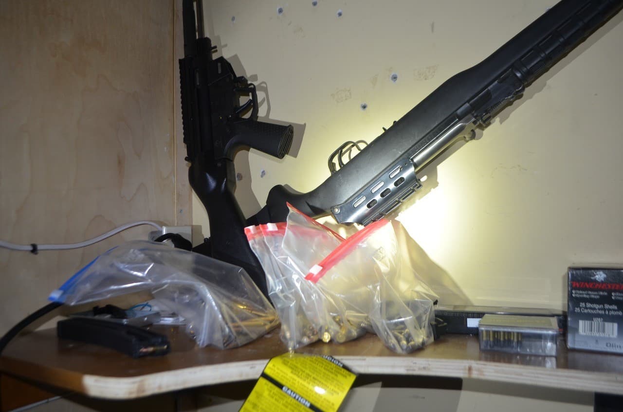 “Invirtieron dinero, tiempo y esfuerzo”, señaló un policía al describir en un video difundido por la Fiscalía cómo funcionaba el moderno mecanismo. “No cualquiera lo podía abrir, hasta que apretaran el botón”, explicó.