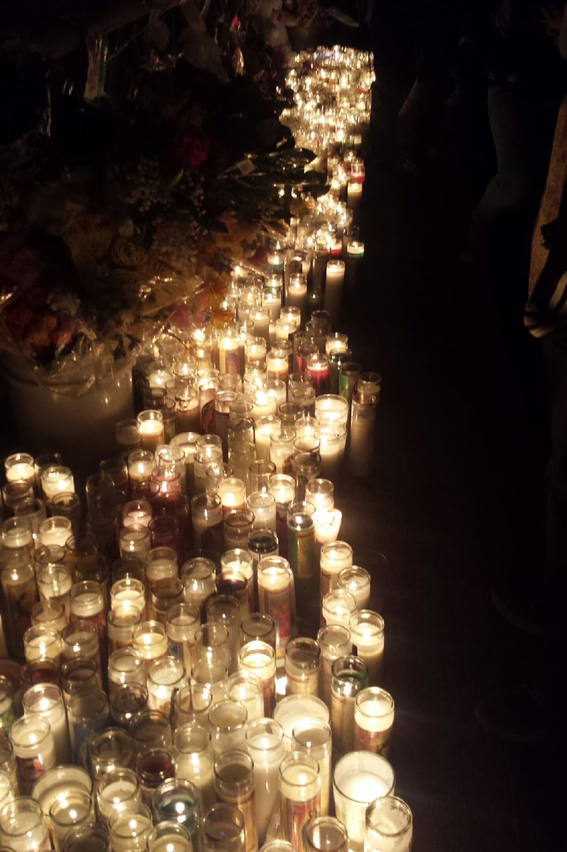 Una larga fila de veladoras encendidas para recordar a Elías.