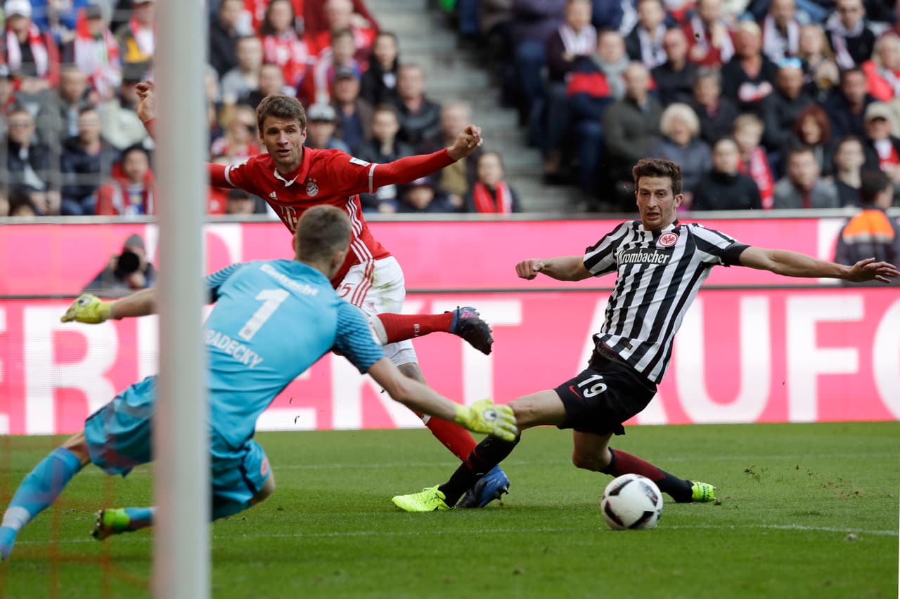 La ofensiva del Bayern Múnich fue contundente, como suele serlo cada vez que juega, y al minuto 38 se abrió el marcador por intermedio de Robert Lewandowski, tras asistencia de Thomas Müller.