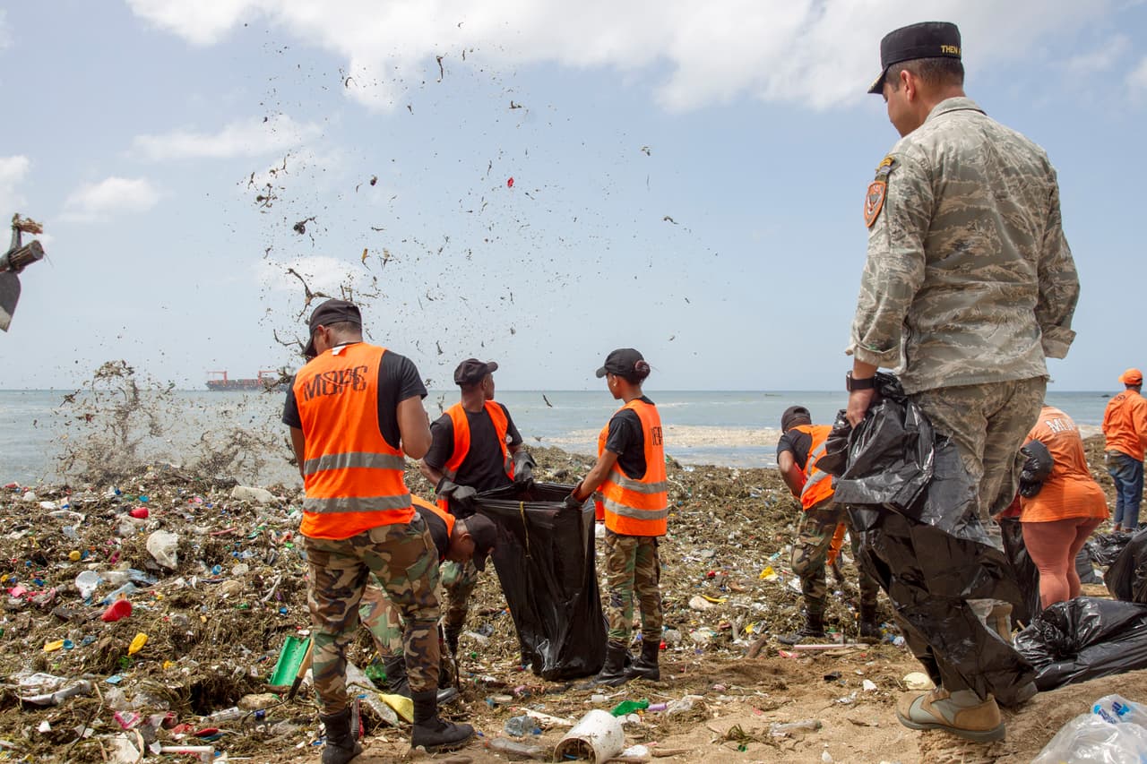 En los últimos días, las imágenes de olas de basura llegando a varias playas de la capital de República Dominicana se hicieron virales en redes sociales.