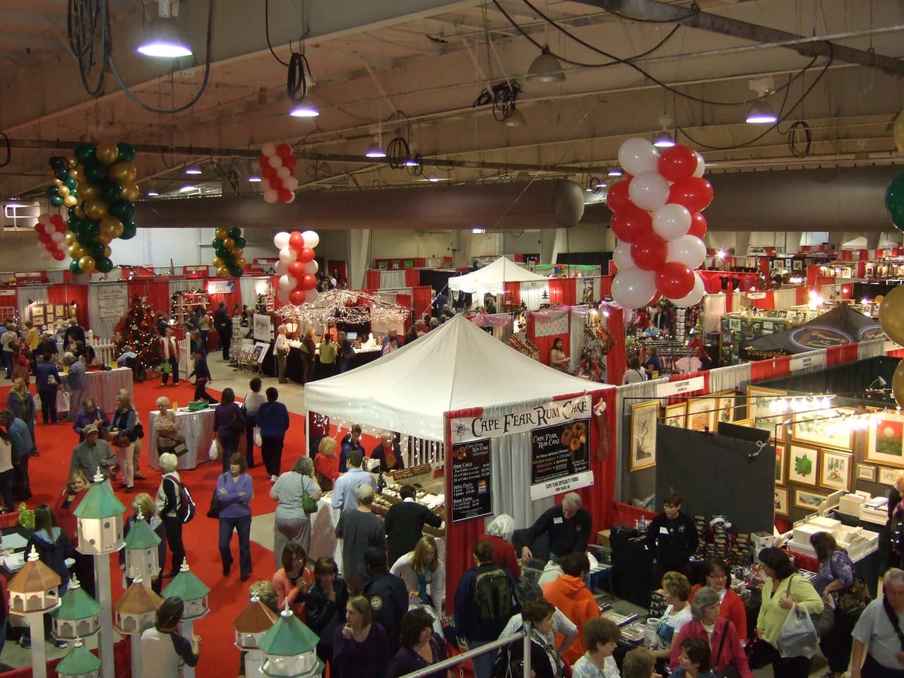 <b><a href="https://christmascarousel.com/?gclid=CjwKCAiApvebBhAvEiwAe7mHSKA4hn84PvAJPakKKDXcXr0IEvvdj93TdG_Og8qKLpwI76nTBvAlExoC-6kQAvD_BwE">The Christmas Carousel Holiday Gift Market (Raleigh)</a></b>. Durante más de 35 años, el Christmas Carousel Holiday Gift Market ha sido una tradición del Día de Acción de Gracias en el área del Triángulo para miles de compradores navideños. Más de 250 expositores se reúnen cada año para exhibir artes, artesanías, alimentos navideños, regalos, flores, decoraciones navideñas y más.