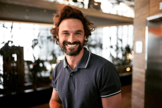 "Está aquí, lo tengo aquí, como detrás del esternón un poquito a la izquierda
<b> </b>[…] 
<b>Está feliz, está contento, está tranquilo, ¡está fenomenal!</b>", contestó el protagonista de 'Señorita pólvora'.