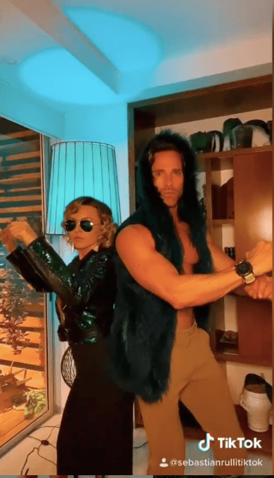 Para relajarse durante el confinamiento por la pandemia de COVID-19, los actores decidieron hacer
<a href="https://www.tiktok.com/@sebastianrullitiktok?lang=en" target="_blank">videos en TikTok</a> y compartirlos con sus fans. En algunos se les puede ver bailando disfrazados.