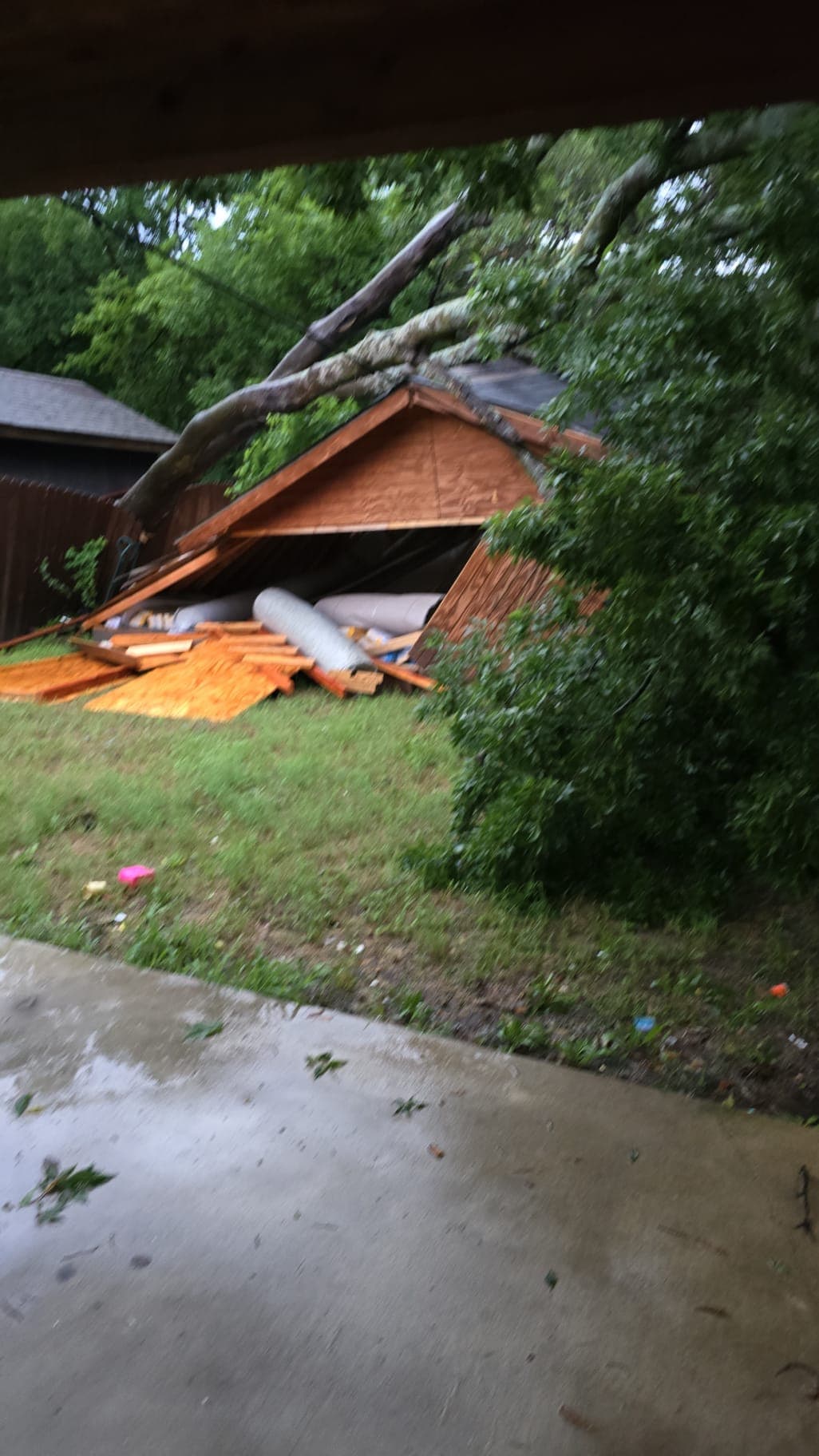 Apagones masivos y tendido eléctrico caído afectan a miles de personas en Dallas y áreas cercanas