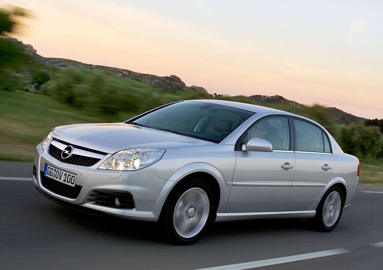 Antes de iniciar su carrera hacia la gran fama y fortuna, el colombiano cambió su Peugeot 205 por un 
<b>Chevrolet Vectra</b> con carrocería en color gris similar al que vemos aquí como modelo 2006 comercializado bajo la marca Opel. Comercializado en diversos mercados de Latinoamérica, el Opel/Chevrolet Vectra fue fabricado por 
<b>General Motors</b> de Brasil.
