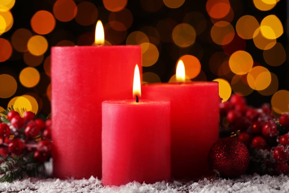 Adorna tu casa con elementos rojos, flores, velas aromáticas rojas para crear un ambiente más íntimo y dinámico.