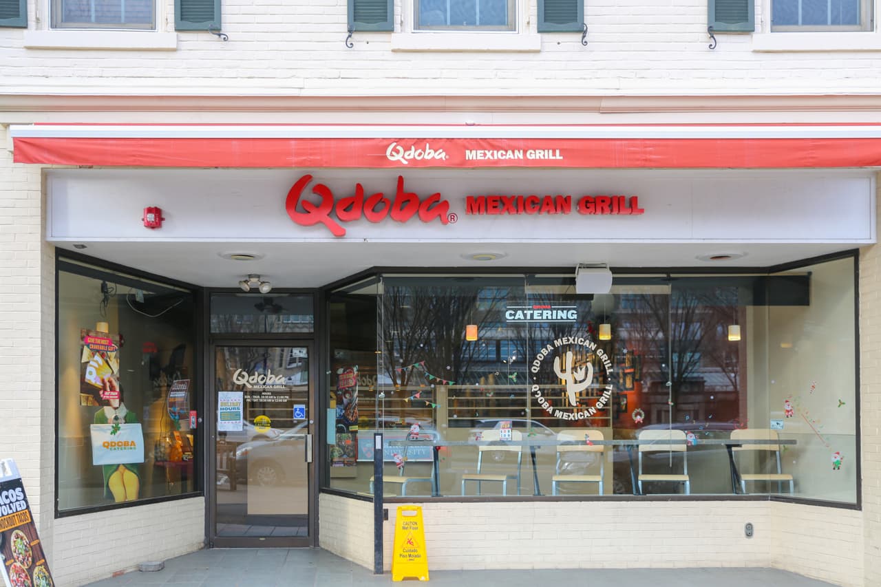 <b>Puesto 3. Qdoba Mexican Eats.</b> Esta cadena nació en Denver, Colorado, en 1995. 
<a href="https://www.qdoba.com/"><u>Tiene más de 700 restaurantes en 47 estados</u></a> y en 2019 obtuvo una ganancia de 901 millones de dólares.