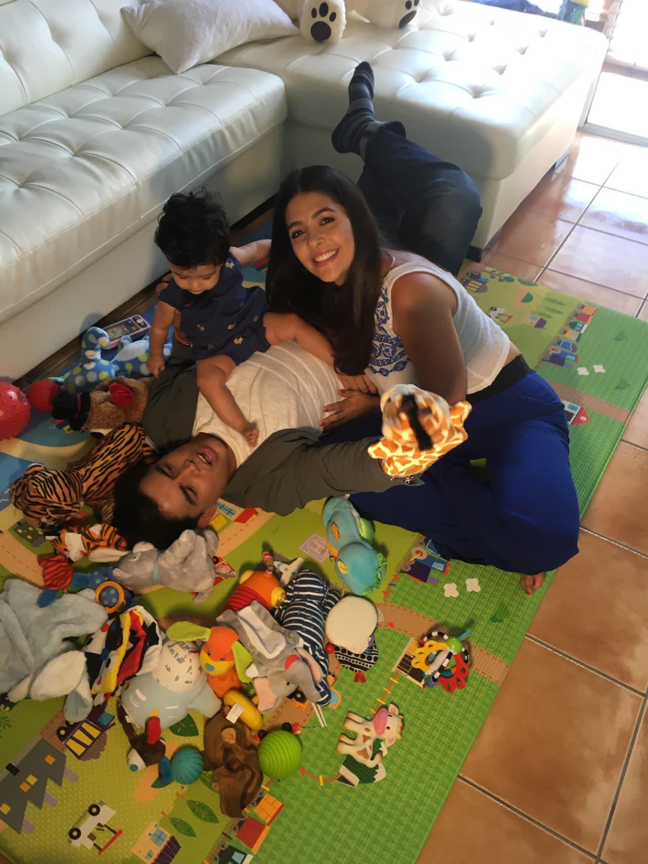 ¡Qué momento más maravilloso! Orlando y Cecilia disfrutan mucho de su tiempo con Joshua.