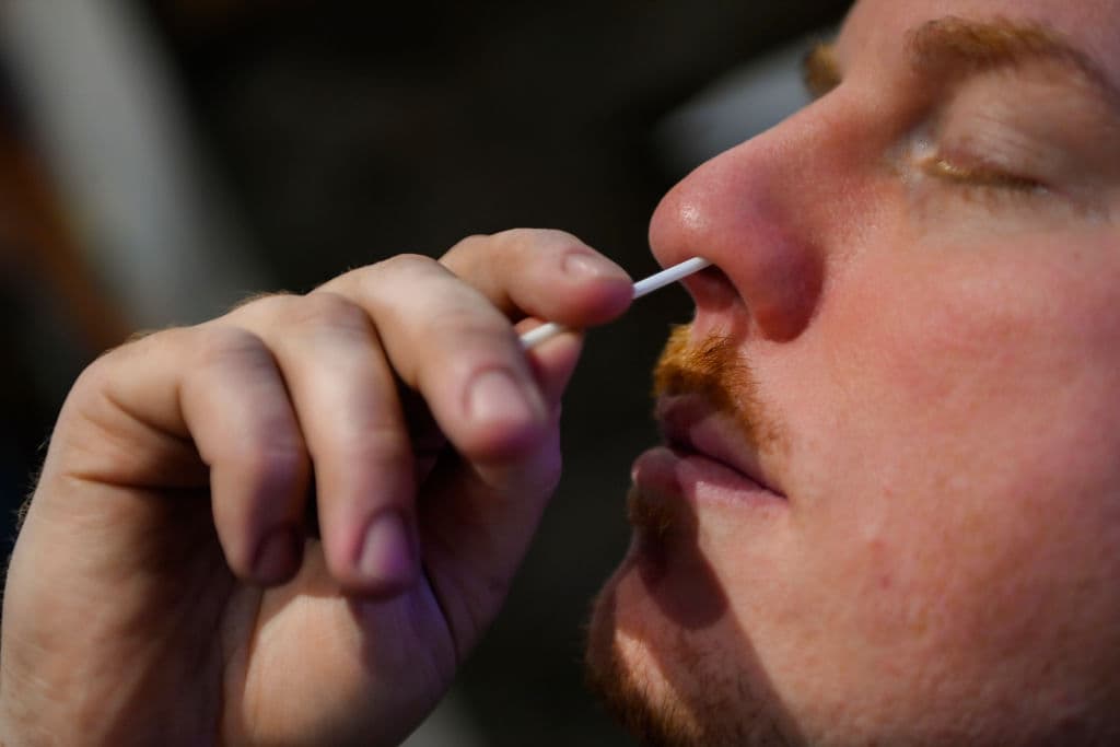 Así puedes usar la prueba rápida de coronavirus en casa en medio de la ola de contagios