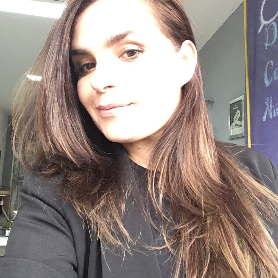 "Al final, 
<b><a href="https://www.univision.com/famosos/a-sus-65-anos-alejandro-camacho-vive-al-maximo-con-un-amor-que-conocio-en-muchachitas-fotos" target="_blank">yo crecí sin él</a></b>", agregó, "debería estar habituada a que no esté, pero bueno". 
<br>