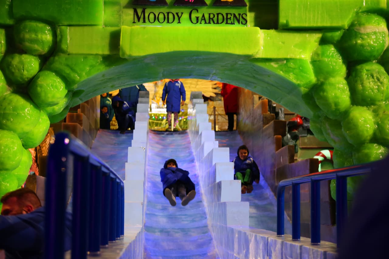 El deslizadero de hielo, el favorito de los visitantes más pequeños.