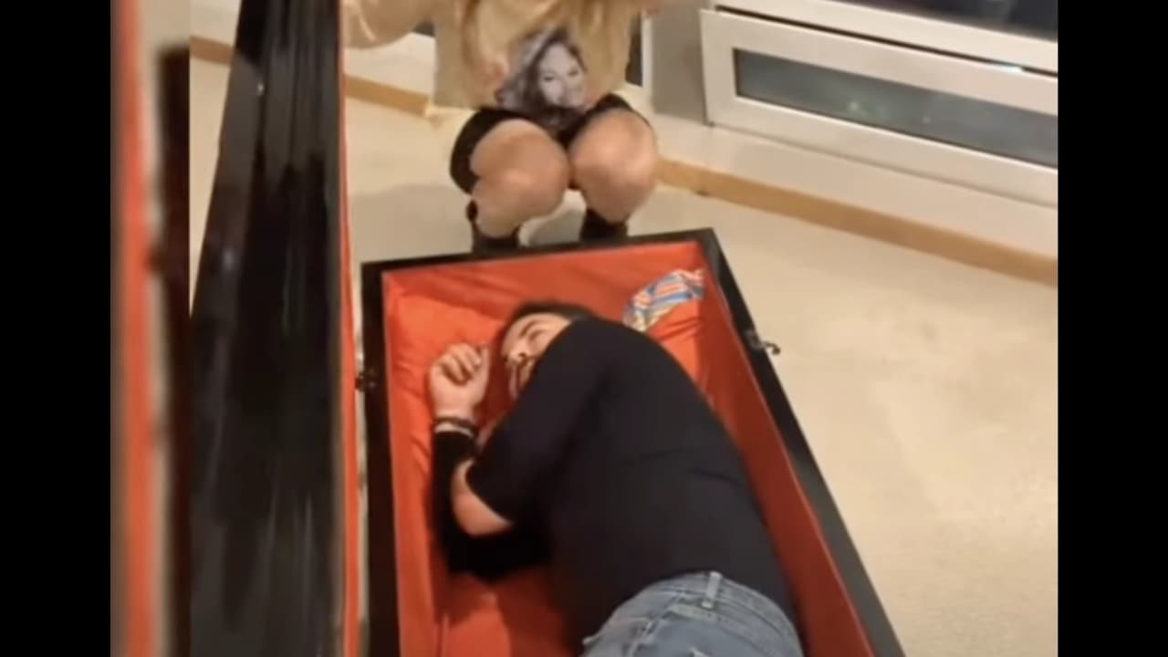 Así se ve el ataúd que tiene José Eduardo Derbez en su casa