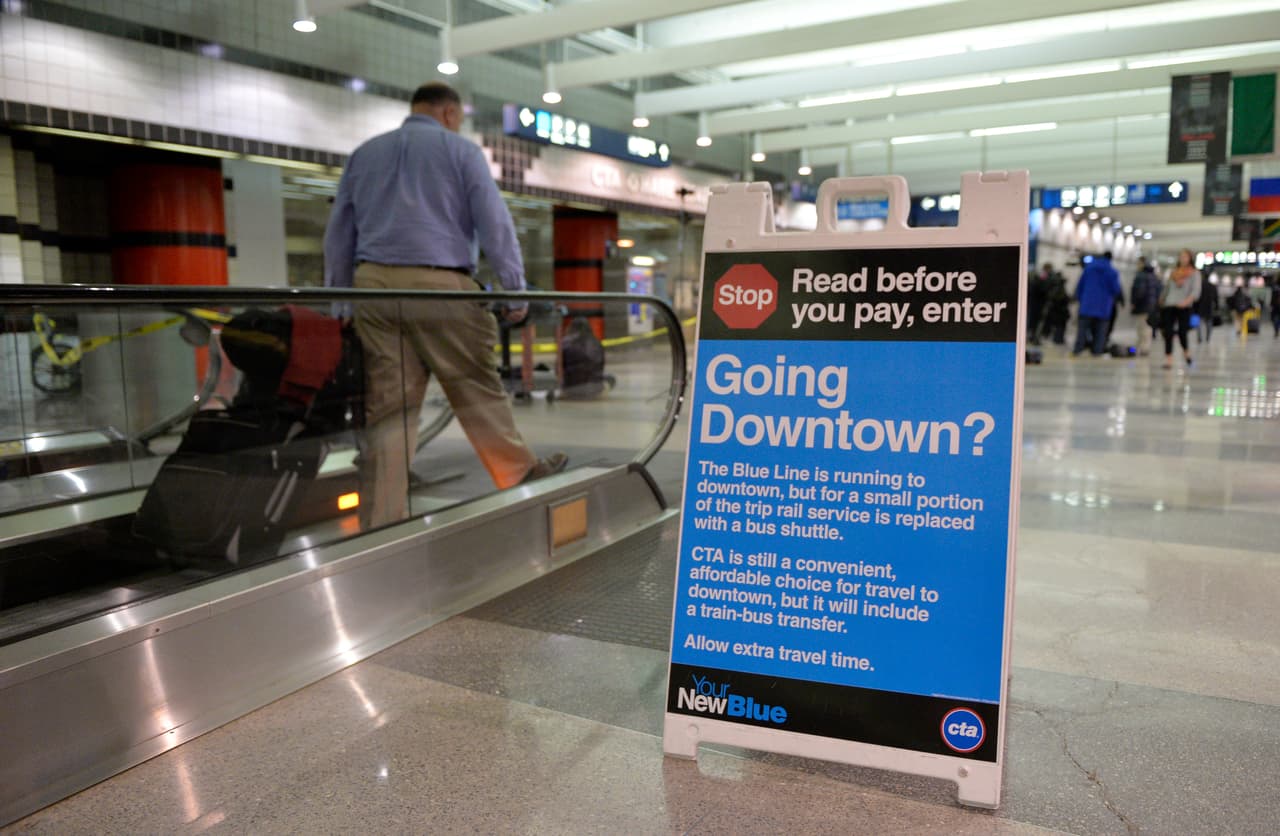 Por ahora, se mantiene el distanciamiento social dentro de los trenes y autobuses. "Dentro de los autobuses tenemos que guardar una distancia de 6 pies y llevar nuestra mascarilla", dice Dora Paz, usuaria de la CTA. Dorval Carter presidente de la CTA dice que la forma en la que los pasajeros usan transporte público va a cambiar drásticamente. Cambios que ya se están implementando.
<br>