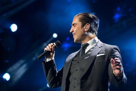 La música de Alex Fernández se ha visto influenciada por un estilo pop latino y balada, hecho que le ha permitido vestir más formal y elegante en sus presentaciones.