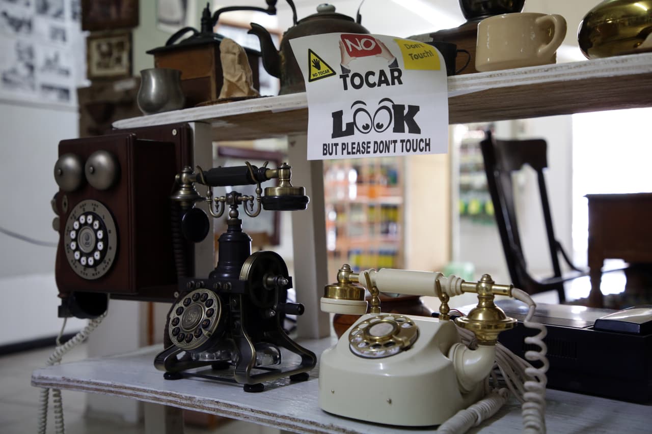 Celaya es conocido en el pueblo por la colección de artículos antiguos que tiene en su negocio: desde cámaras fotográficas, teléfonos antiguos, afiches y fotografias de históricas de la región, entre otras cosas. El hombre economía de la región ha tenido sus altas y bajas y bromea con que en estos momentos Sonoyta vive “de milagro”.