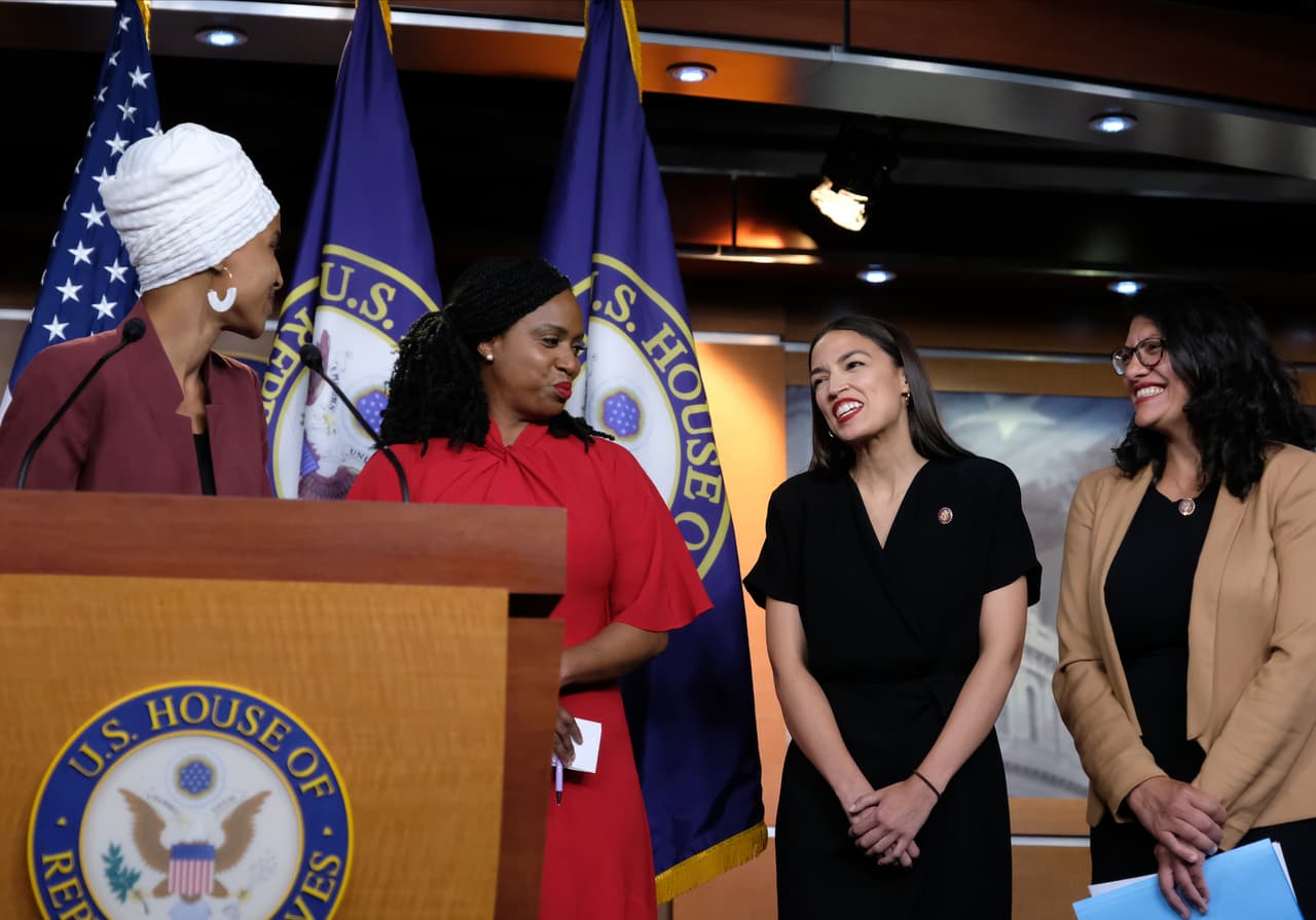 Ocasio-Cortez celebra que “la gente triunfó” tras las victorias del ‘squad’ demócrata en las primarias