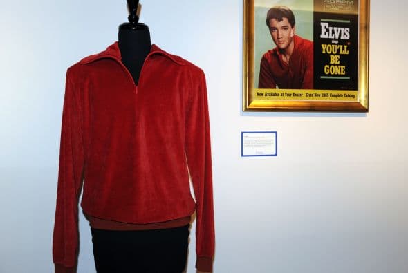 El pasado marzo también se puso en puja una chaqueta roja, una camisa de seda negra y pantalones que Elvis Presley vistió en la película "Viva Las Vegas", cuyo precio ascendió a $22,039.