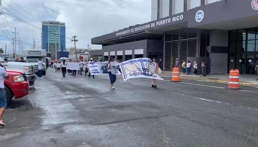 Familiares de confinados realizan protesta en el Departamento de Corrección 