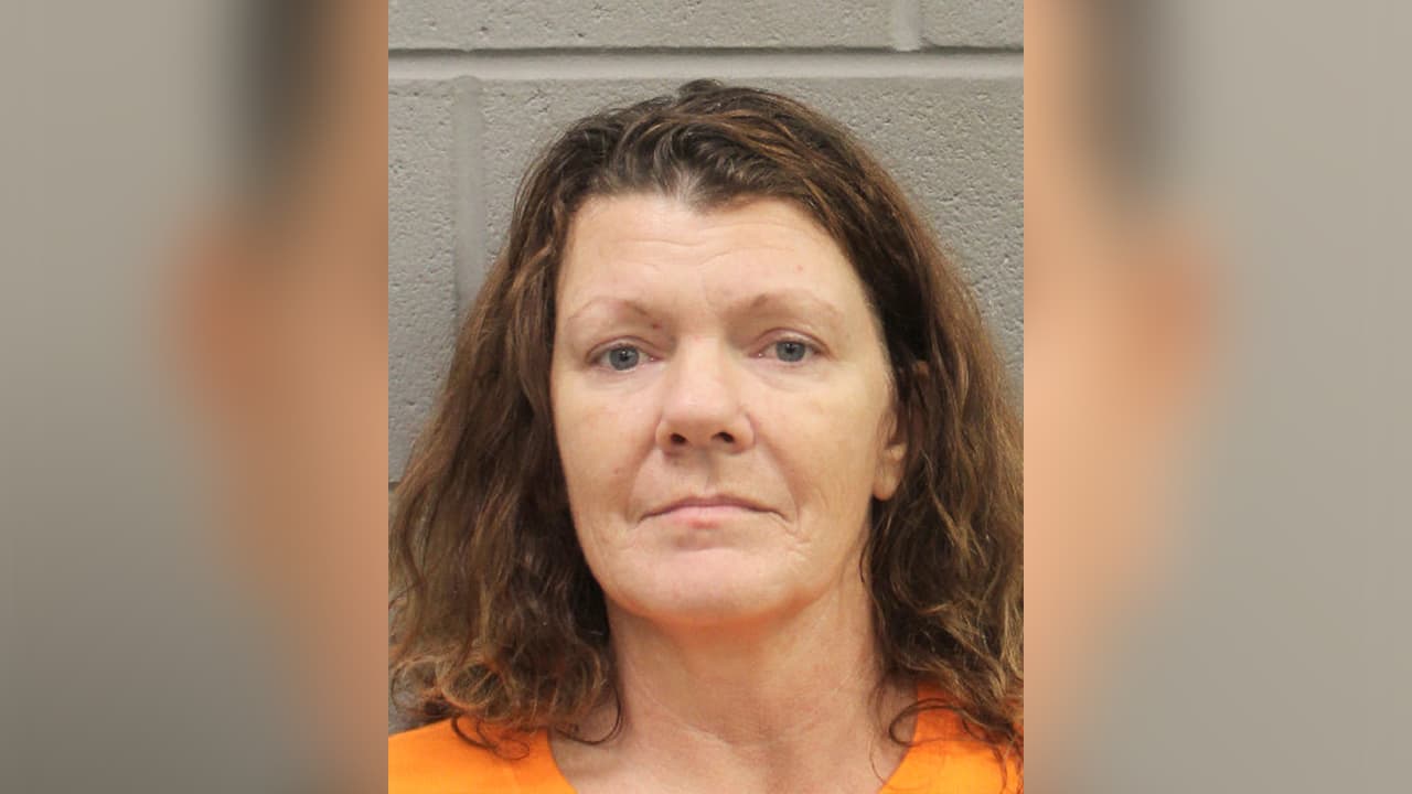 Tina Ann Redmon, es buscada por provocar heridas en una persona de la tercera edad.