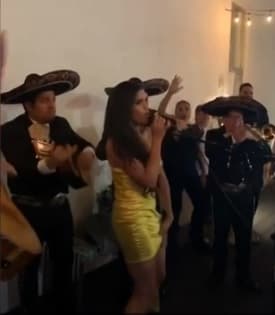 La dominicana nació el 5 de mayo, pero en esta ocasión celebró un día antes en compañía de sus seres queridos, quienes también fueron testigos de una serenata con mariachi.
<br>