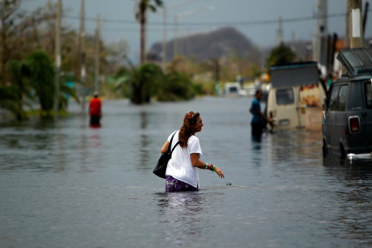 Residentes de la capital se desplazan a través de las aguas. Cerca de 2,000 personas fueron rescatadas en el municipio de Toa Baja, donde las inundaciones fueron severas.