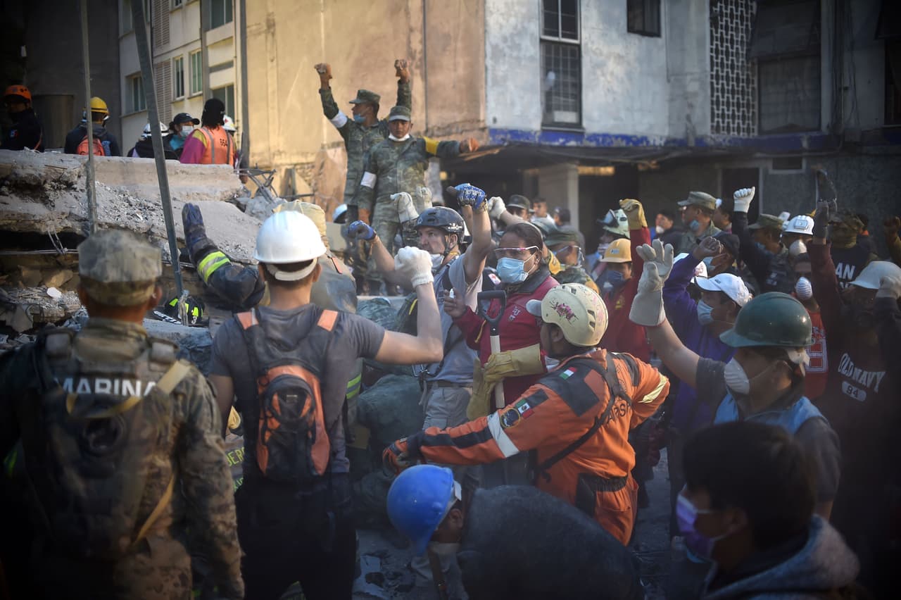 The request for silence is joined by authorities and civilians, at the request of rescue workers.