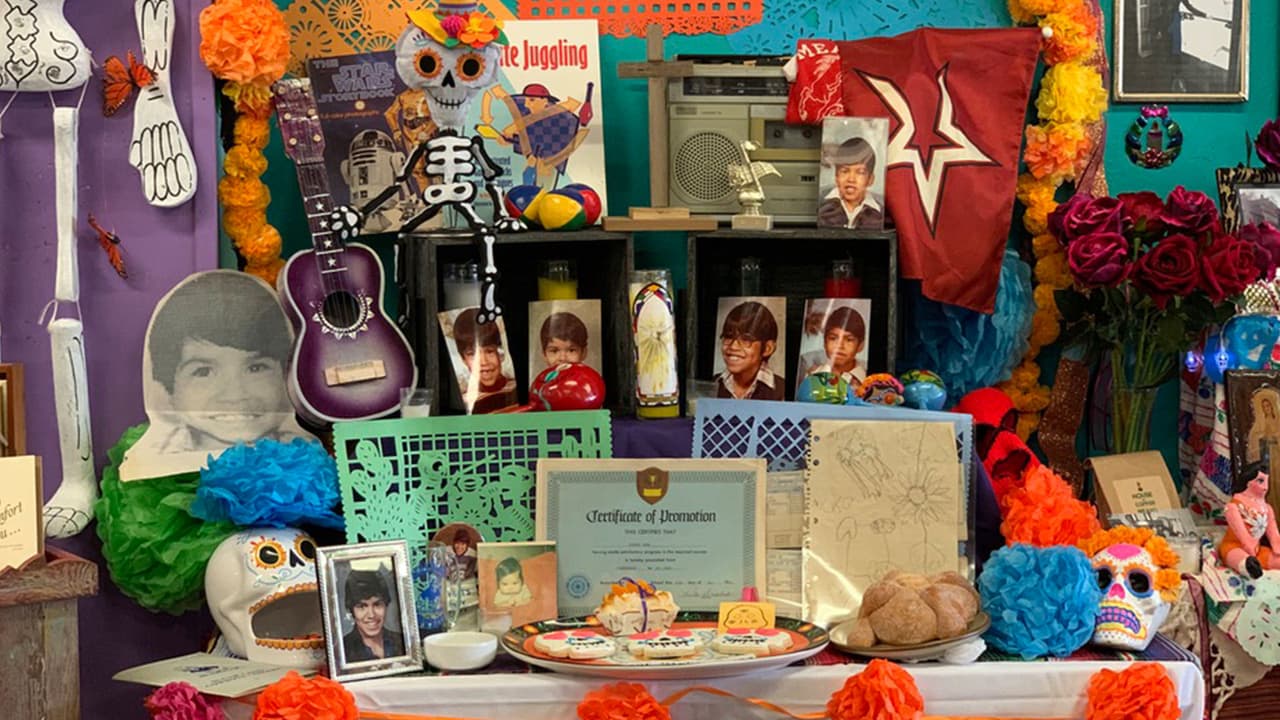 Las calaveras de azúcar representan a los ancestros y su conexión con la tierra.